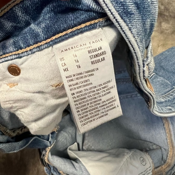 American Eagle Distressed High Rise Strigid Mom Jean Size 16 - Picture 4 of 4